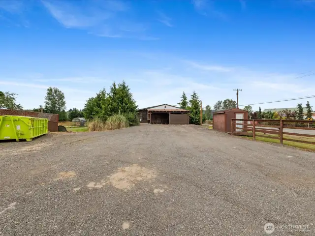 Long, wide driveway for trailers/trucks