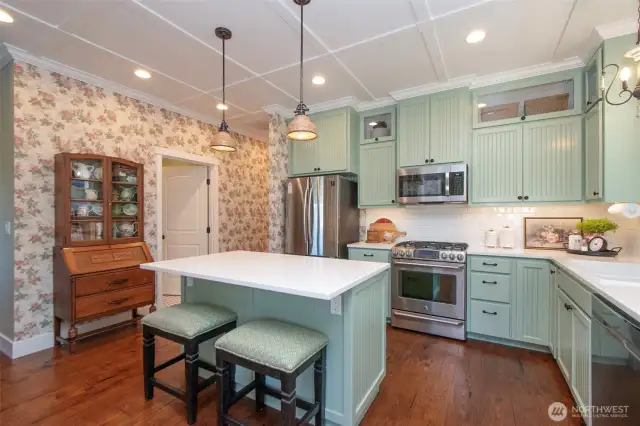 Kitchen with breakfast bar