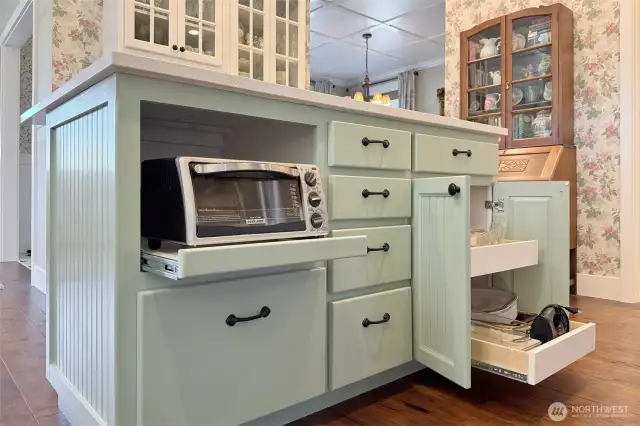 Pull out drawers for easy access