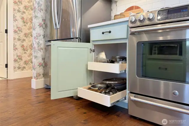 Pull out drawers perfect for storing pots and pans