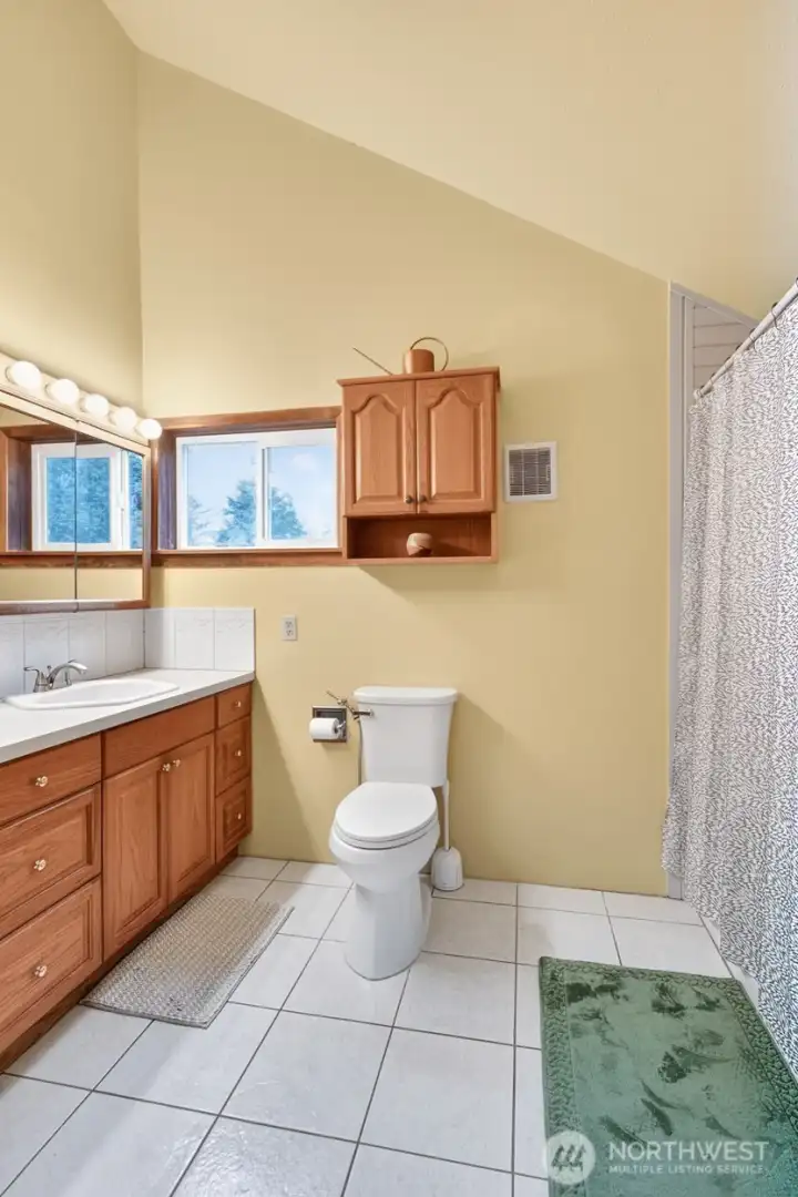 Upstairs Full Primary Ensuite