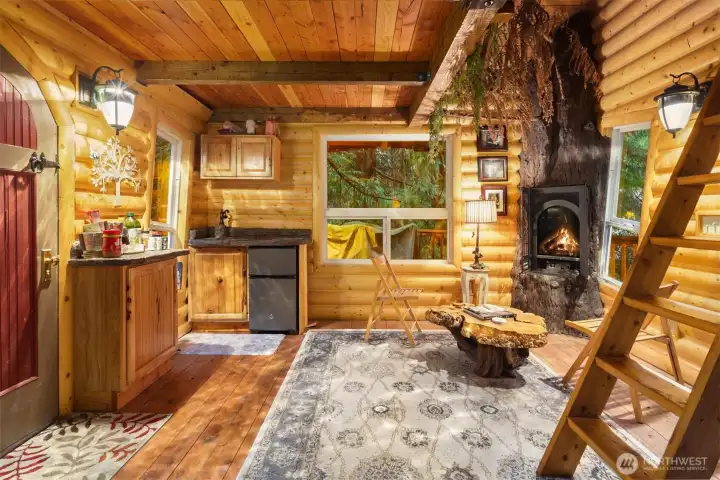 Welcoming and warm guest "Treehouse" cottage.