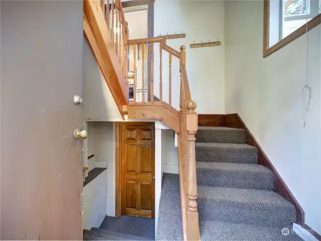 Stairwell w/exterior entry