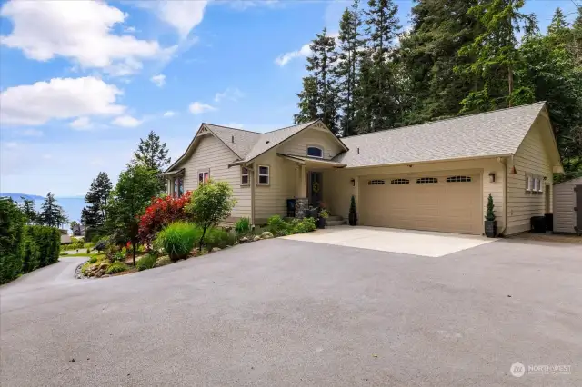 Turn around at top of driveway and plenty of parking.