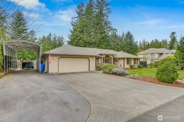 nice wide lot, big driveway, huge RV parking area, covered and open.