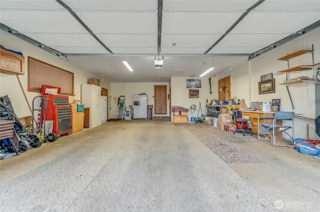 HUGE 2 car garage w/separate shop/craft area, no posts!