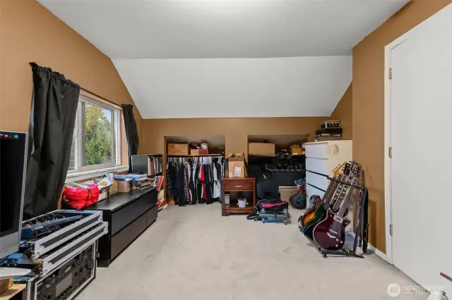 2nd bedroom upper