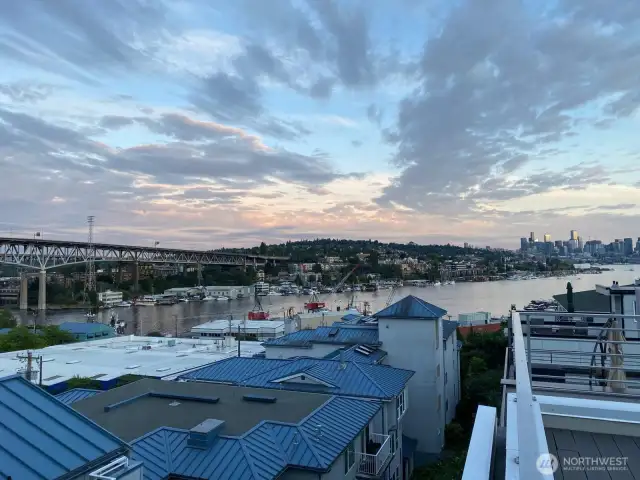Lake Union marinas, restaurants, and Gas Works park a few moments away. The view is a symphony of movement.