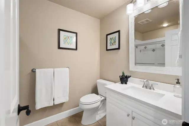 Upstairs full bathroom.