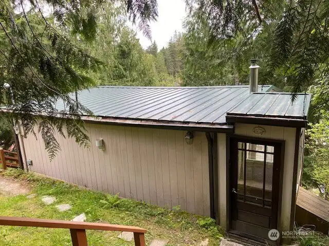 exterior of Lake Walker cottage