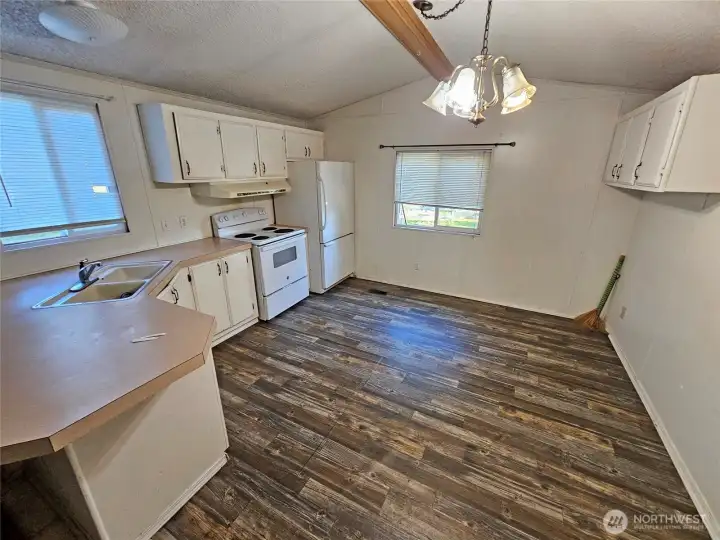 Well arranged kitchen with eating area