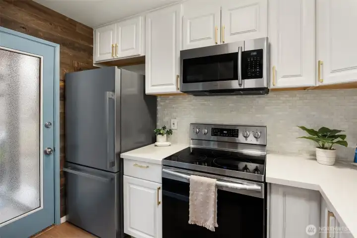 Stainless Steel Appliances, Quartz Counters
