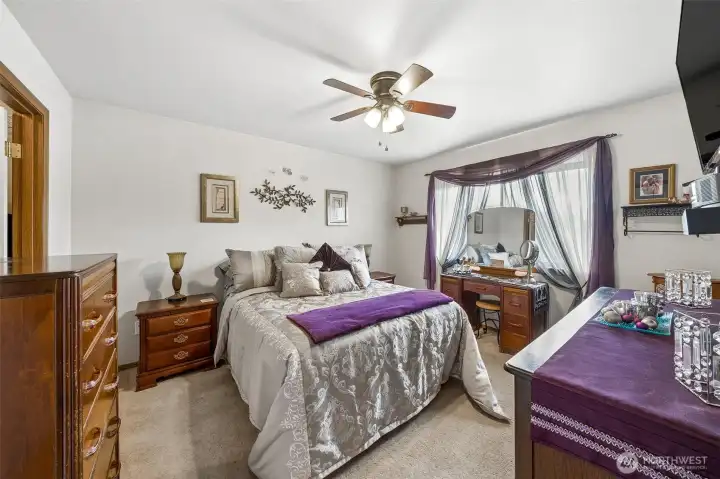 Primary suite w/two closets