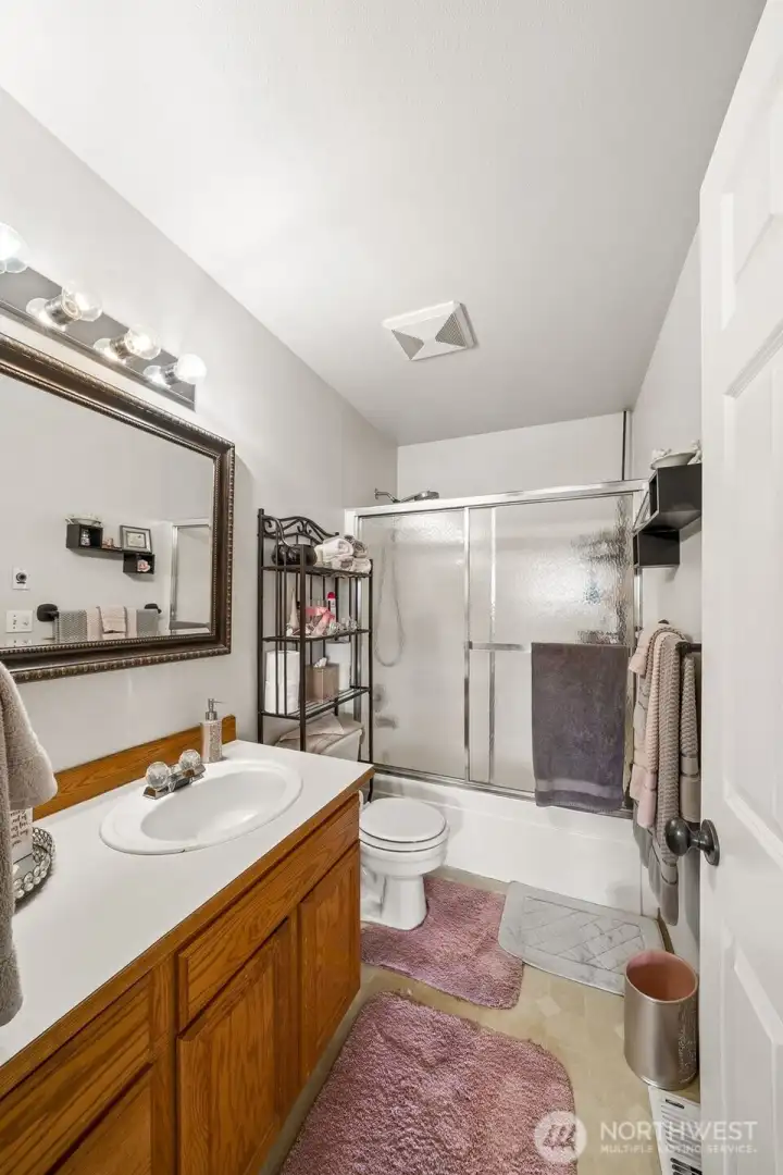 Full guest bathroom