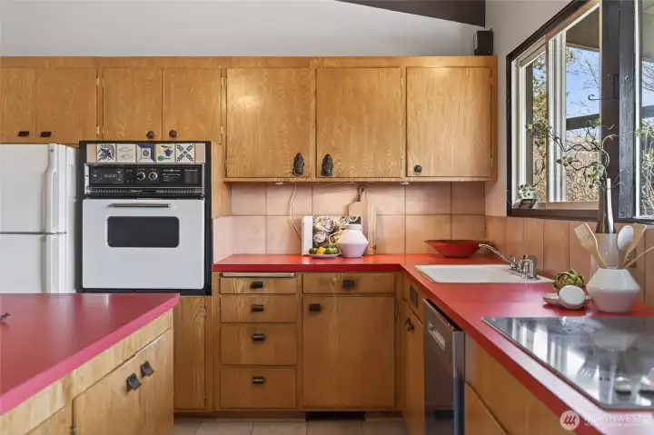 Large single sink and electric radiant cooktop.
