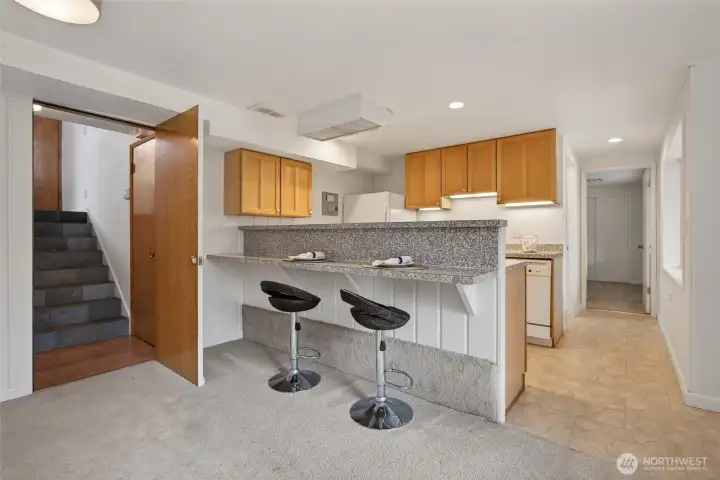 The lower level gives you flexible living options.  Seller remodeled the lower level into a city-certified dwelling unit, which was rented to long-term tenants. Good for single-family living, multi-generational living, and short- or long-term rentals