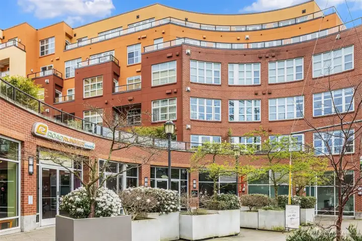 Greenlake Condominiums located one block to Greenlake and numerous restaurants, pubs and shopping!