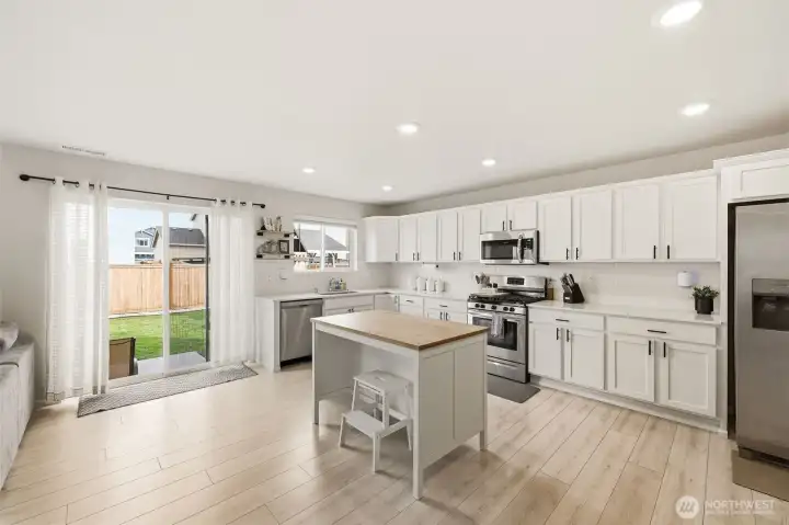 Imagine making pancakes in this kitchen in the mornings