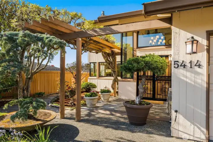Richly layered hardscape