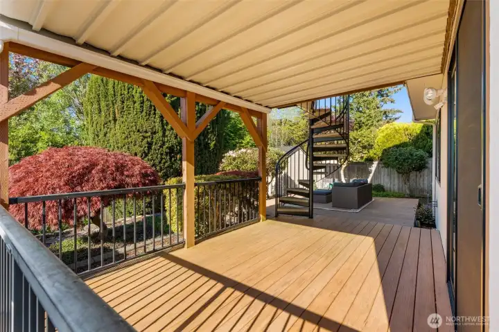 Covered patio, perfect for rainy days