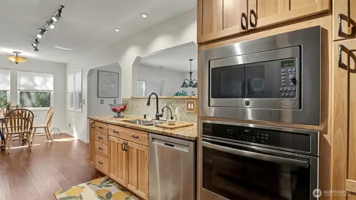 Over and microwave combo, and all appliances stay.