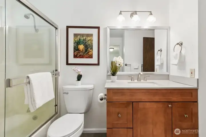Full bath on upper level. Full bath on upper level.