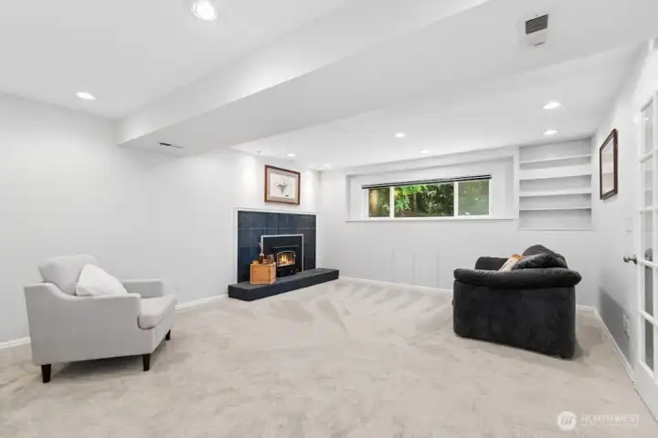 Large lower level rec room/bonus has a 2nd fireplace. Large lower level rec room/bonus has a 2nd fireplace.