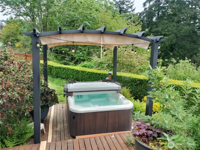 Very nice large hot tub.