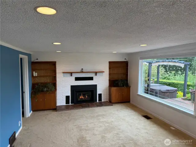Living room with a nice gas fireplace for those cold evenigs.