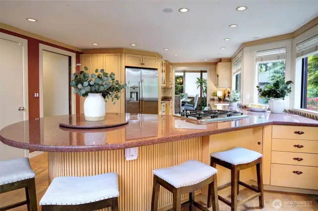 Huge Counter dining space dyou can seat more than 8