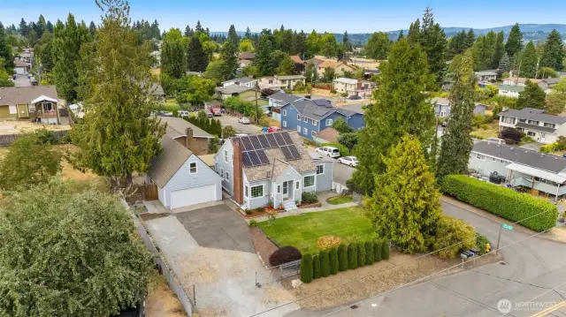 Overhead view: note the abundant parking in the gated driveway: perfect for your boat or RV