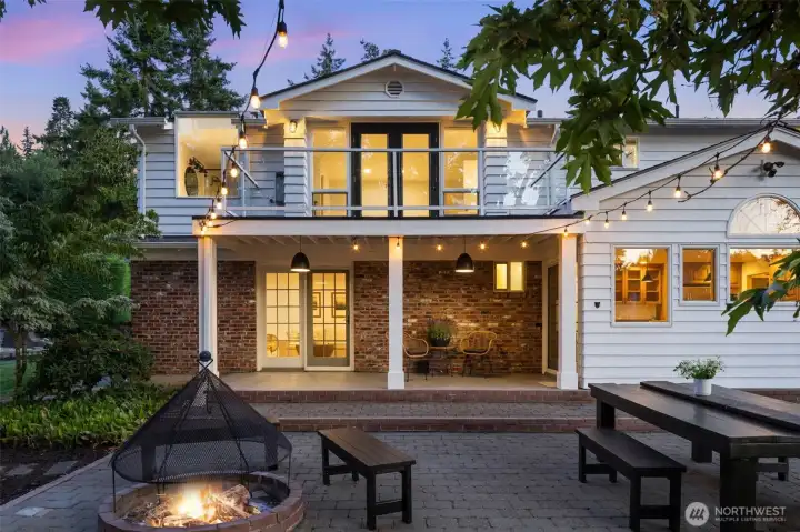 The entertainer’s deck is built for gatherings. Dine al fresco, host barbecues, or simply enjoy a quiet evening beneath the stars.