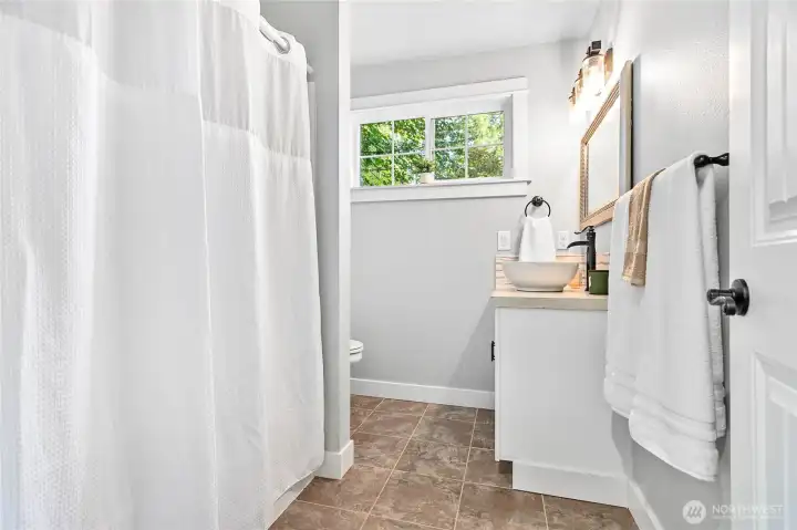 Upstairs full bathroom