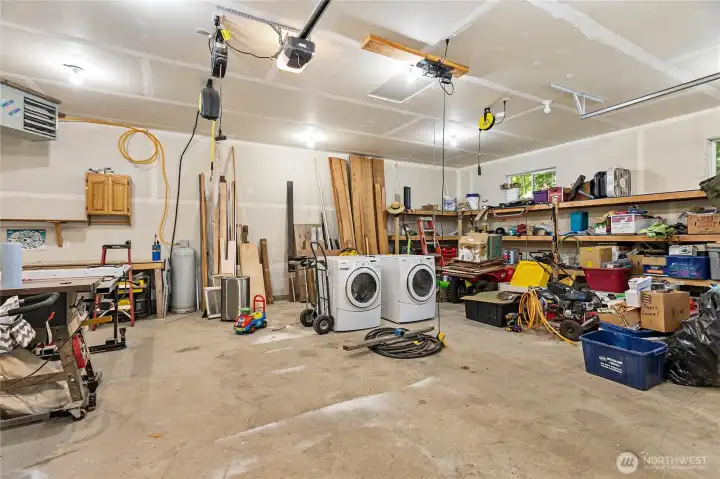 Room for vehicles + Workbenches