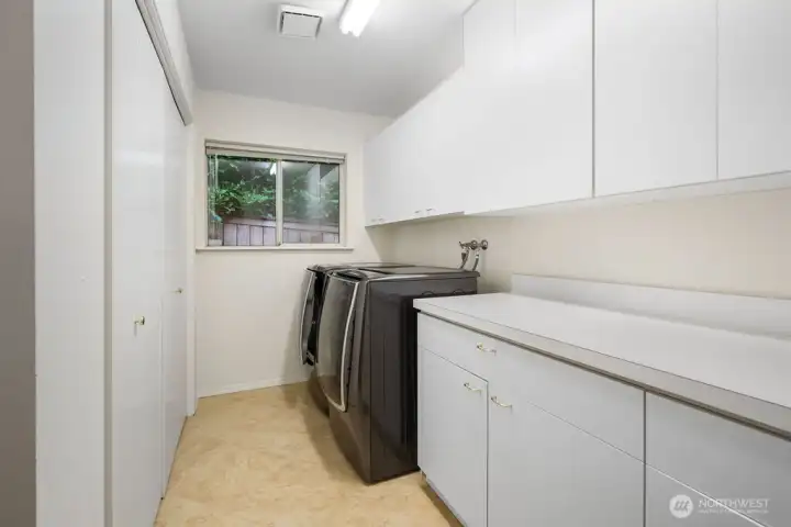 Laundry/ Utility room w/ storage space