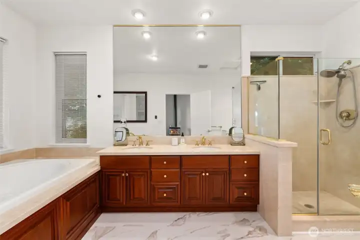 Primary 5 Piece-Ensuite w/ new flooring