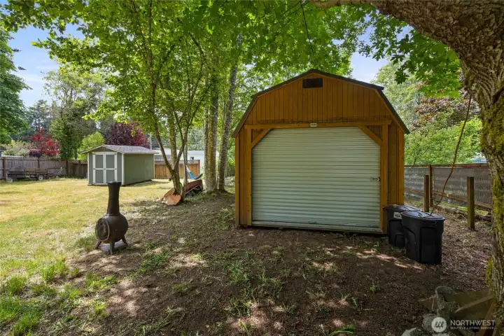 Wonderful Shed/Garage for storage and crafting.