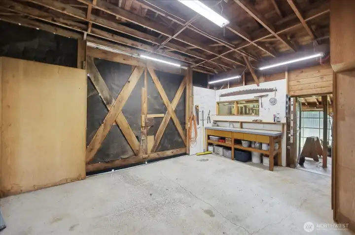 Lots of workshop space and storage Lots of workshop space and storage