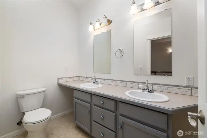 Full guest bathroom upstairs.