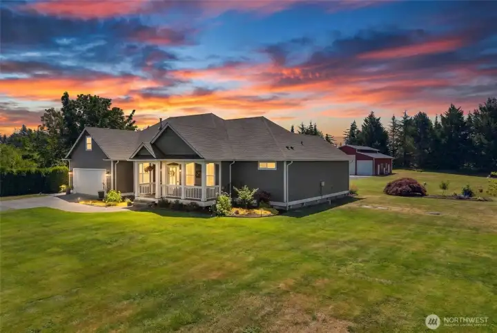 Centrally located with just 10 minutes to either Lynden, Ferndale or Bellingham.