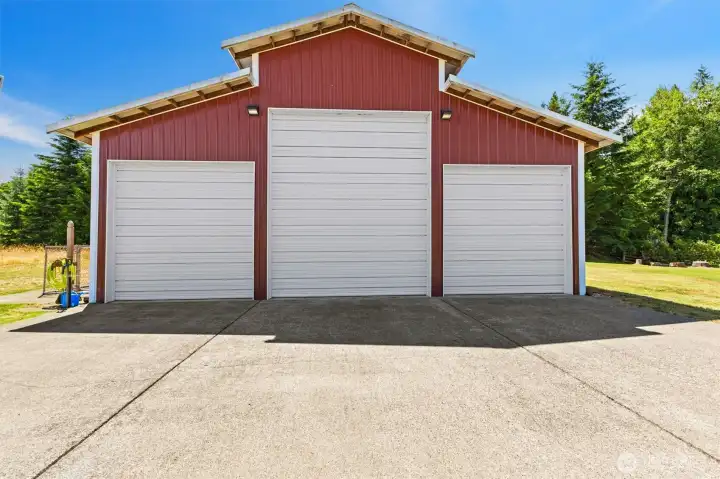 36 x 48 ft insulated shop with power and water.  Dog kennel on the side of the shop.
