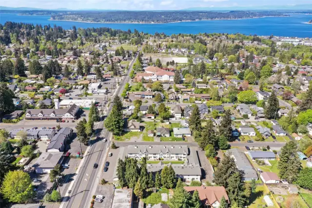 Fantastic proximity to the Puget Sound... parks, beaches, golf courses, and the Tacoma Narrows Bridge to Gig Harbor and beyond. A beautiful place to call home!