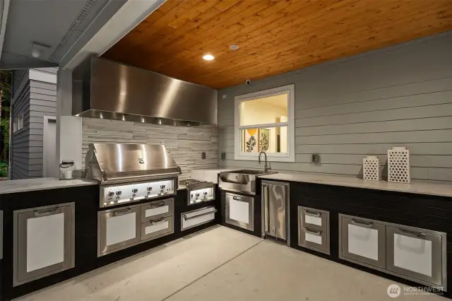 This kitchen leaves no room for complaints from any fortunate chef.