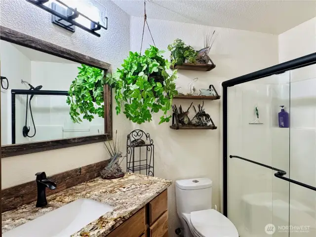 Well designed second full bath off hallway