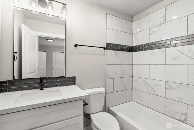 Full bathroom off primary