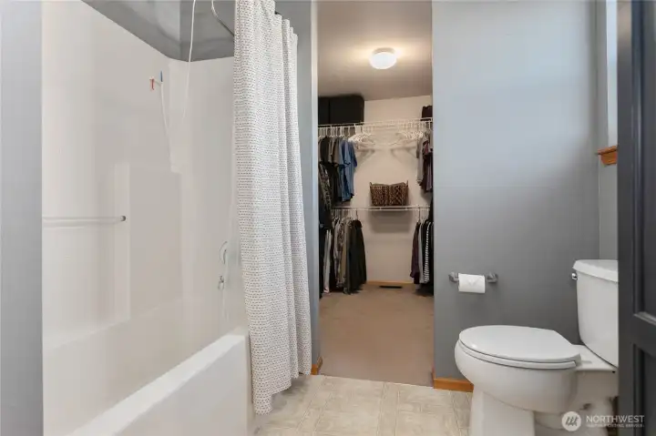 Ensuite bathroom w/ tub/shower.