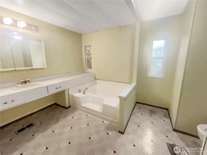 Ensuite Bath with soaking tub & shower Ensuite Bath with soaking tub & shower