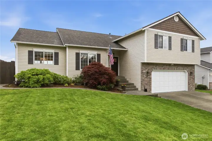 Immaculate tri-level on large lot