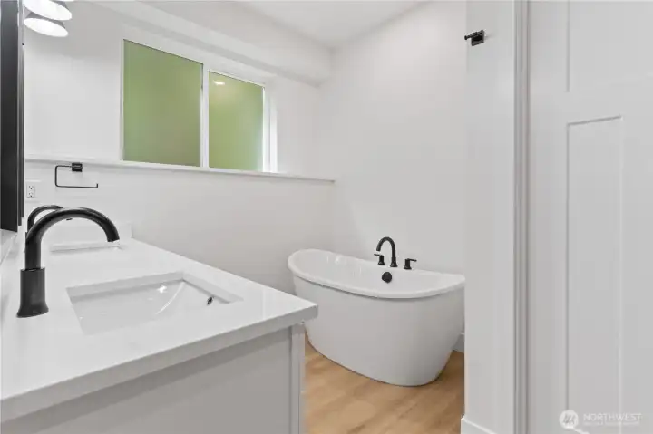Soaking tub