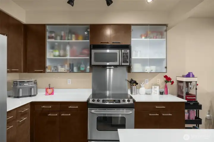 Ample countertop and cabinet space Ample countertop and cabinet space